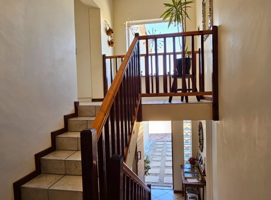 6 Bedroom Property for Sale in De Kelders Western Cape